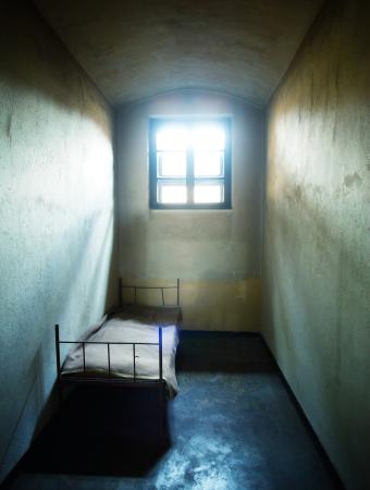 więzienie, komórka, łóżko, okno Constantin Opris - Dreamstime