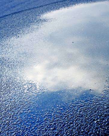 Woda, asfalt, niebo, refleksji, szosowe Bellemedia - Dreamstime
