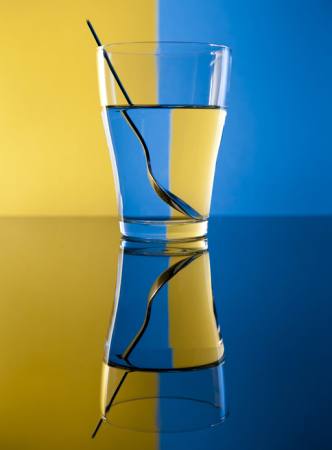 szkło, łyżka, woda, żółty, niebieski Alex Salcedo - Dreamstime