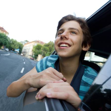 samochód, okno, chłopcze, droga, uśmiech Grisho - Dreamstime