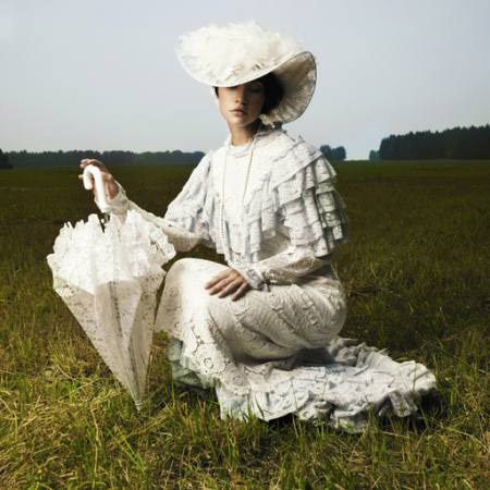 kobieta, stary, parasol, biały, pole, trawa George Mayer - Dreamstime