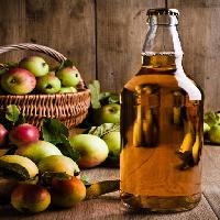 Pixwords Obraz z butelki, jabłka, kosz, jabłko, czapka, płyn, napój Christopher Elwell (Celwell)