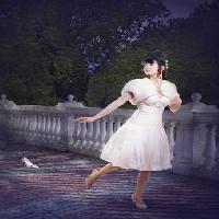 kobieta, biały, strój, ogród, spacer Evgeniya Tubol - Dreamstime
