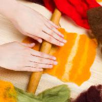 Pixwords Obraz z ręce, kucharz, gotowanie, pieczenie, czerwony, pomarańczowy, kij, drewno Natallia Khlapushyna (Chamillewhite)