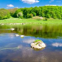 Pixwords Obraz z woda, zieleń, jezioro, las, skały, niebo, chmury Oleksandr Kalyna (Alexkalina)