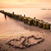 Pixwords Obraz z wody, serce, serca, kamienie, drewno, piasek, plaża Manuela Szymaniak (Manu10319)