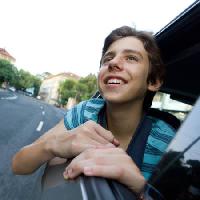 Pixwords Obraz z samochód, okno, chłopcze, droga, uśmiech Grisho - Dreamstime