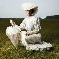 Pixwords Obraz z kobieta, stary, parasol, biały, pole, trawa George Mayer - Dreamstime
