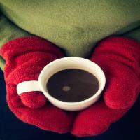 kubek, kawa, kawa, dłoni, czerwone, rękawiczki, zielony Edward Fielding - Dreamstime