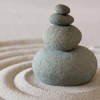 skały, piasek, cztery okrągłe Sculpies - Dreamstime